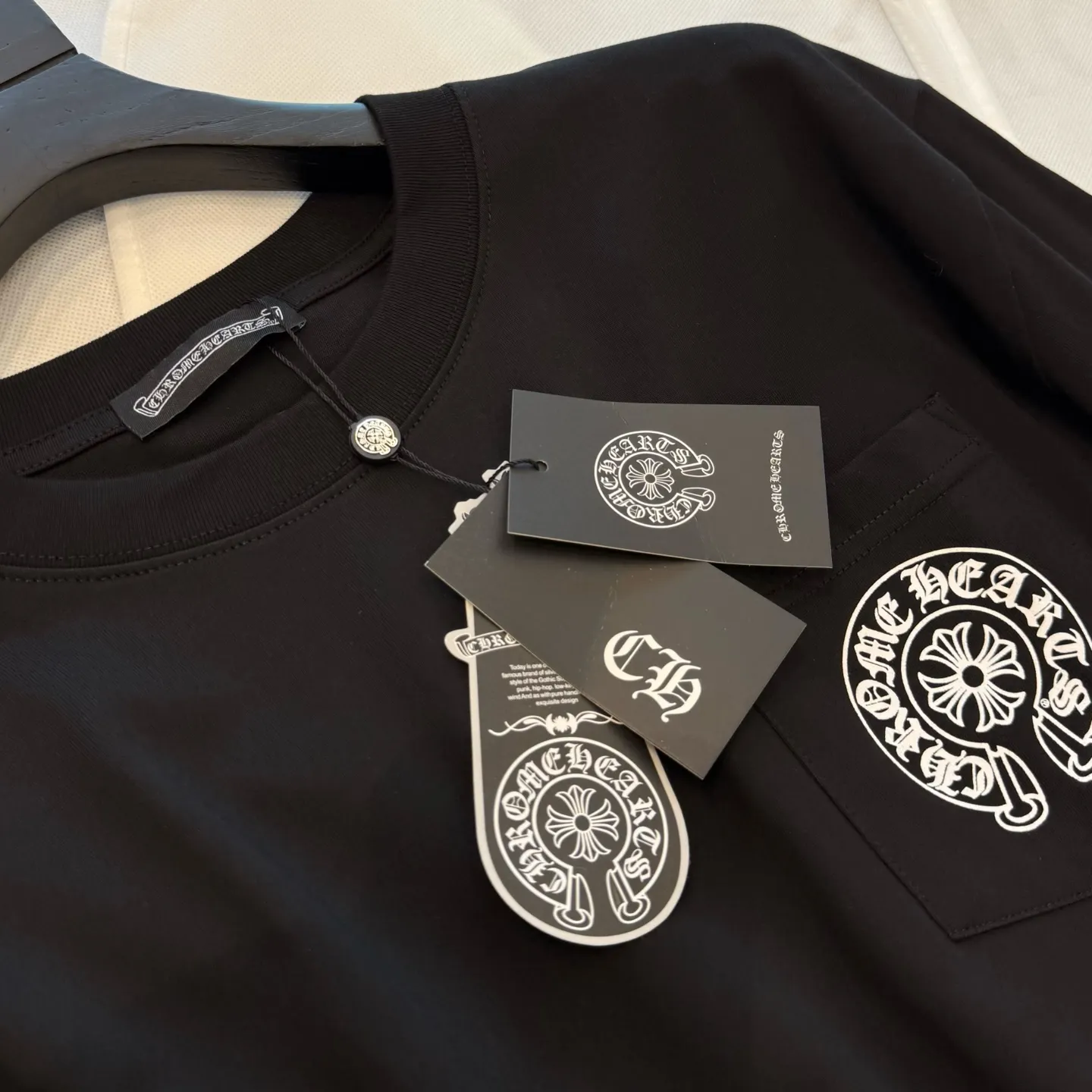 P180 Style number: D408 ChromeHearts-CH ChromeHearts city limited cross Sanskrit printed long sleeves SIZE #s m l xl Length 69 71 73 74 Bust 106 110 114 118 Sleeve length 64 65 66 67